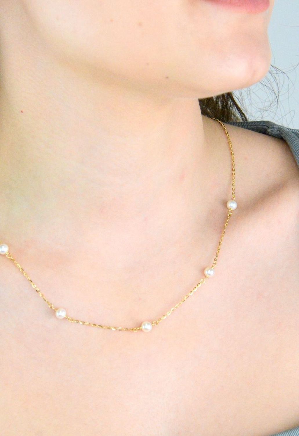 Naszyjnik złoty z perełkami pr 585, D0GM10805 N Złoty naszyjnik 585 celebrytka z pięcioma małymi perełkami. Niezwykły blask szlachetnego kruszcu zamknięty w wyjątkowej formie.1.jpg